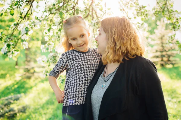 Madre Hija Divirtiéndose Parque Felicidad Armonía Vida Familiar Belleza Escena — Foto de Stock