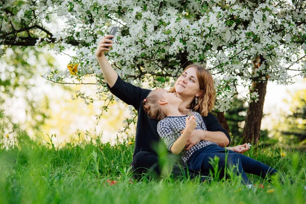 Madre Hija Haciendo Selfies Divirtiéndose Parque Felicidad Armonía Vida Familiar — Foto de Stock