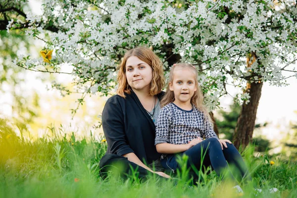 Madre Hija Divirtiéndose Parque Felicidad Armonía Vida Familiar Belleza Escena — Foto de Stock