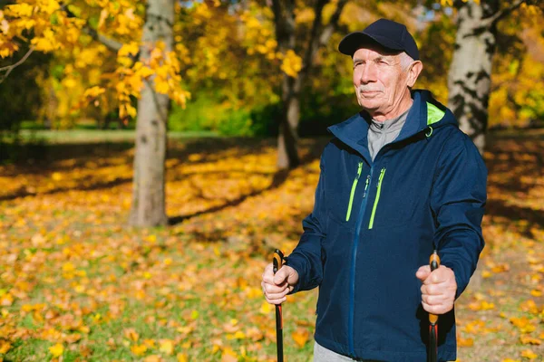 Anciano Descansando Parque Otoño Después Caminar Nórdico Atleta Senior Aire — Foto de Stock