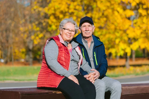 Šťastný Zamilovaný Starší Pár Podzimním Parku Usmívající Starší Muž Stará — Stock fotografie
