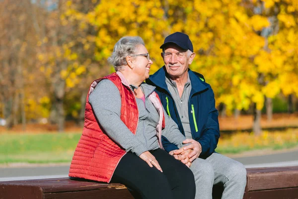 Feliz Pareja Ancianos Enamorados Parque Otoño Sonriendo Hombre Maduro Anciana — Foto de Stock