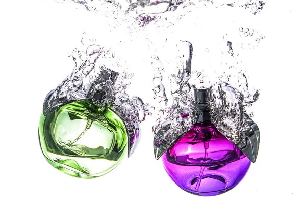 Hermosas Botellas Perfume Salpicaduras Agua Sobre Fondo Blanco Negro — Foto de Stock