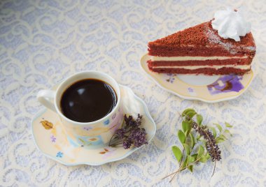 Kahve Çikolata bisküvi kek ve baharat ile bir daire üzerinde