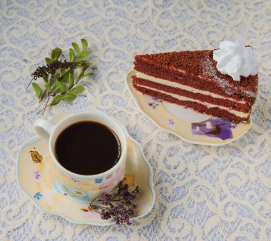 Kahve Çikolata bisküvi kek ve baharat ile bir daire üzerinde