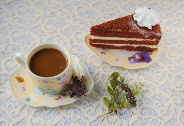 Kahve Çikolata bisküvi kek ve baharat ile bir daire üzerinde