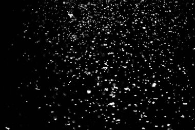 Kar ve kar sis siyah bir zemin üzerine