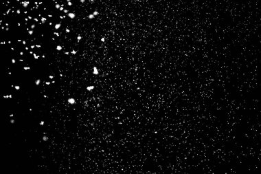 Kar ve kar sis siyah bir zemin üzerine