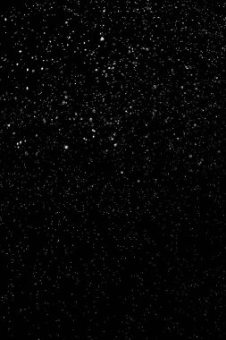 Kar ve kar sis siyah bir zemin üzerine