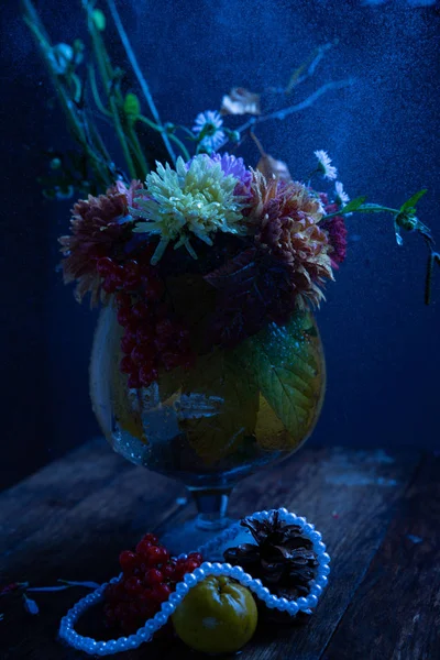 Stillleben Von Tannenzapfen Pilzen Viburnum Wildäpfeln Und Blumen Auf Holzgrund — Stockfoto