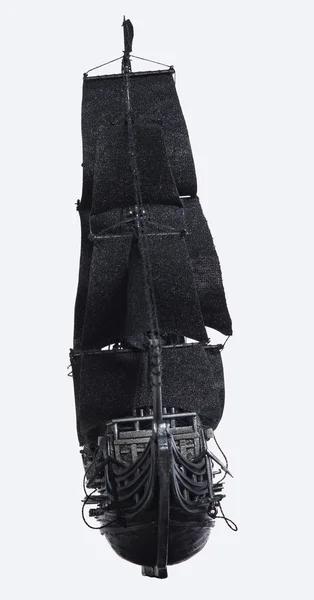 白い背景の上の銃を持った 世紀の黒の海賊船 — ストック写真