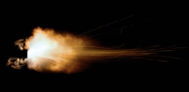 siyah bir arka plan üzerinde bir ateşli silah bir atış flaş