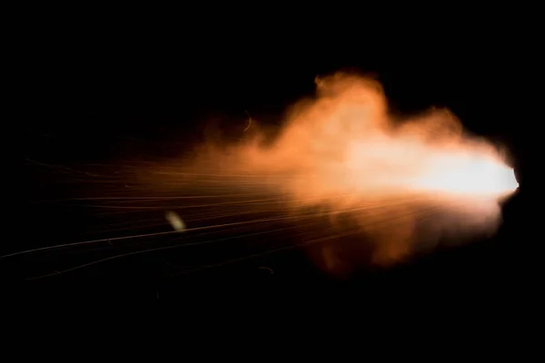 Der Blitz Eines Schusses Aus Einer Schusswaffe Auf Schwarzem Hintergrund — Stockfoto