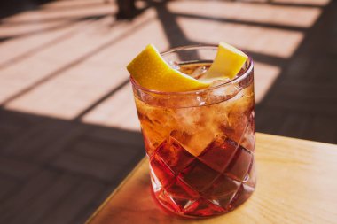 ahşap bir masa üzerinde bir yaz kafenin arka planda soda, viski ve portakal lezzet ile kokteyl
