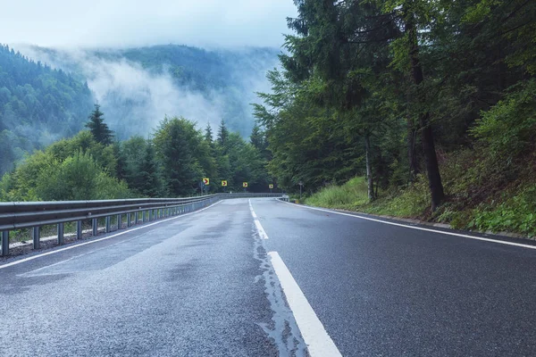 Route Droite Dans Environnement Alpin Spectaculaire — Photo