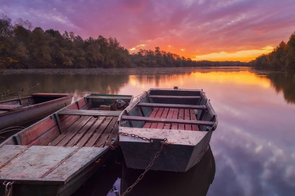 Schöner Sonnenaufgang Über Dem Fluss Mit Fischerbooten Vordergrund — Stockfoto