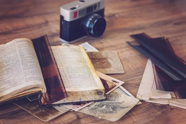 Fotoğraf Makinesi Film Şeritleri Ile Eski Kitap — Stok fotoğraf