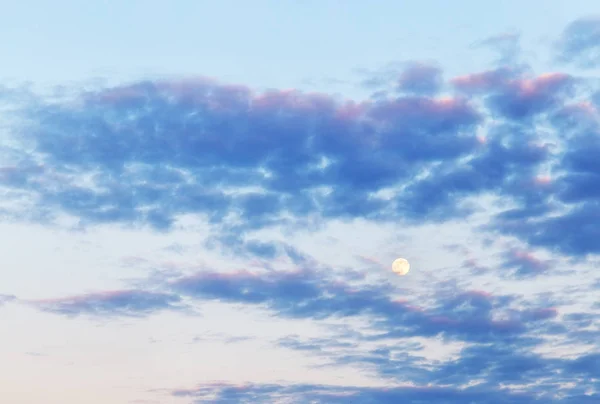 Céu Azul Com Nuvens Fofas Lua Brilhante — Fotografia de Stock