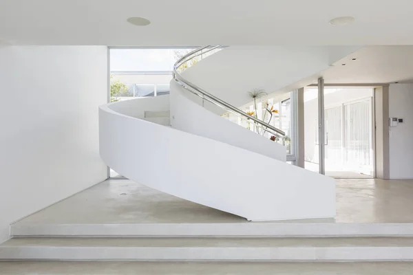白色螺旋楼梯在现代豪华家居展示室内 — 图库照片