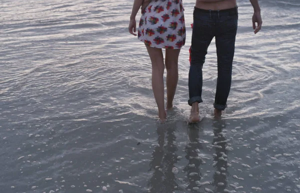 Jovem Casal Caminhando Oceano Surf — Fotografia de Stock