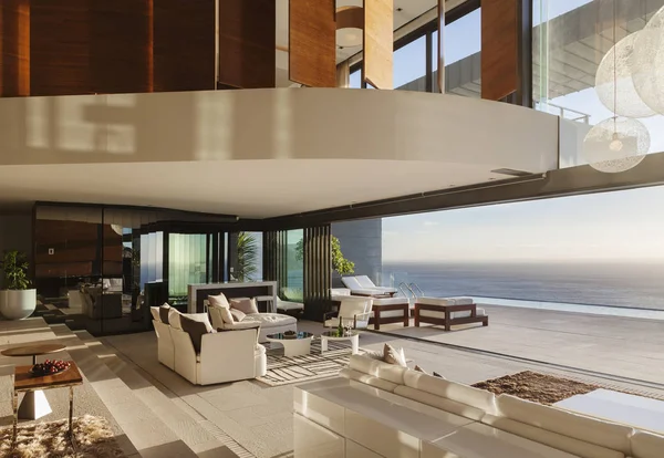 바다를 내려다 보이는 현대적인 집에서 — 스톡 사진