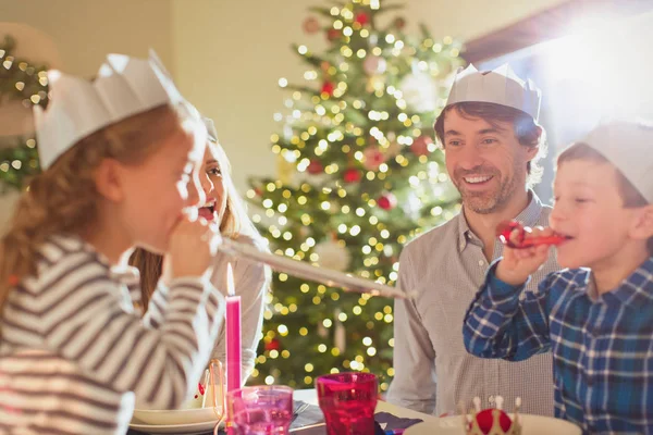 Família Usando Coroas Papel Mesa Jantar Natal — Fotografia de Stock