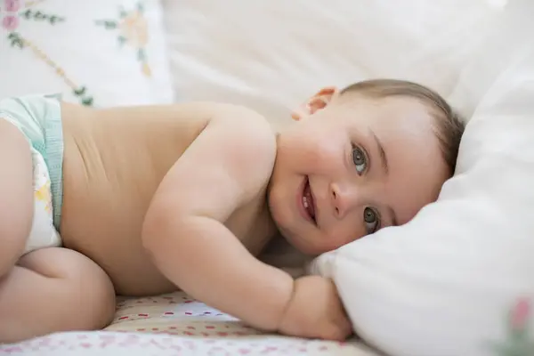 Jongetje Bed Leggen Kijken Naar Camera — Stockfoto