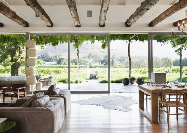 Open Floor Plan Luxury House Overlooking Vineyard — Stock Photo, Image