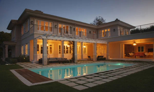 Beleuchtetes Luxus Haus Mit Pool Der Nacht — Stockfoto