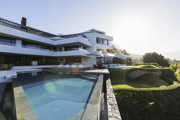 Sonnige Moderne Luxus Haus Vitrine Außen Mit Infinity Pool — Stockfoto
