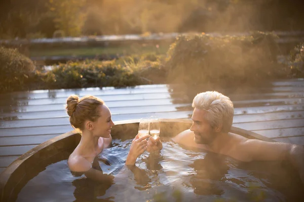 Paar Roosteren Champagneglazen Onderdompelen Een Bubbelbad Herfst Patio — Stockfoto