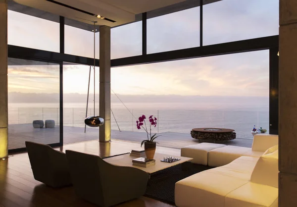 Modern Living Room Overlooking Ocean — Stock Photo, Image