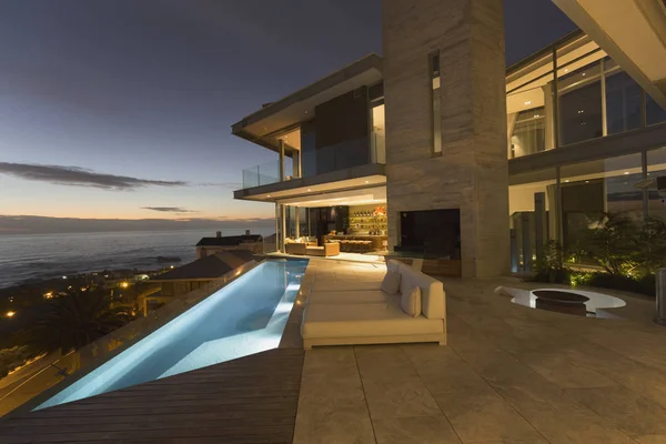 Illuminated Luxury Home Showcase Exterior Infinity Lap Pool Ocean View — Stock Photo, Image