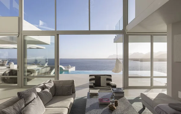 Sonnige Ruhige Moderne Luxus Wohnung Vitrine Interieur Wohnzimmer Mit Terrasse — Stockfoto