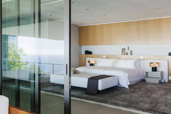 Moderne Slaapkamer Binnenshuis Overdag — Stockfoto