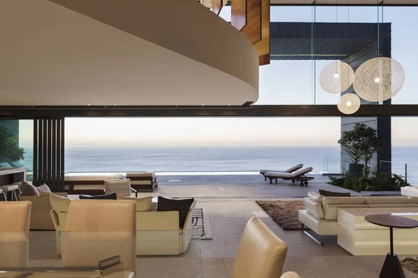 Modern Living Room Overlooking Ocean Sunset — Stock Photo, Image