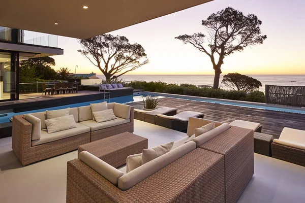 Modernes Luxus Haus Präsentiert Patio Und Schwimmbad Mit Blick Auf — Stockfoto