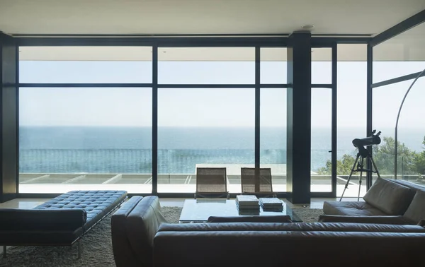 Modern House Overlooking Ocean — Stock Photo, Image
