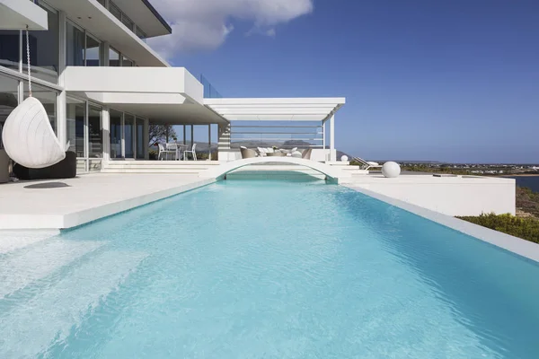 Soleggiato Tranquillo Moderno Lusso Casa Vetrina Piscina Esterna Patio — Foto Stock