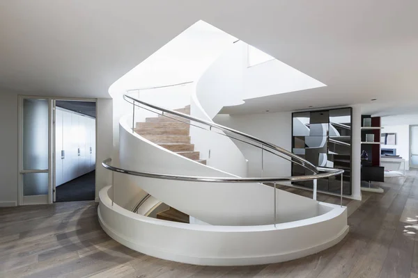 Moderne Wenteltrap Home Showcase Interieur — Stockfoto