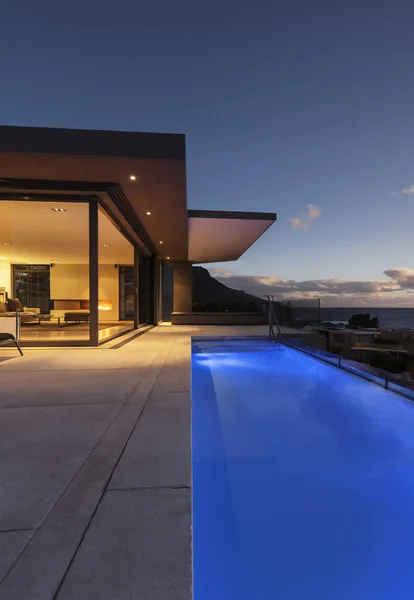 Blue Lap Swimming Pool Modern Luxury Home Showcase Exterior Night — Stock Photo, Image