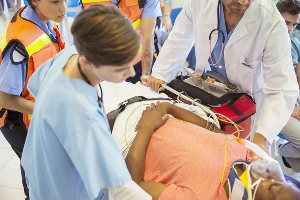 Médico Enfermeiro Paramédicos Examinando Paciente Maca — Fotografia de Stock