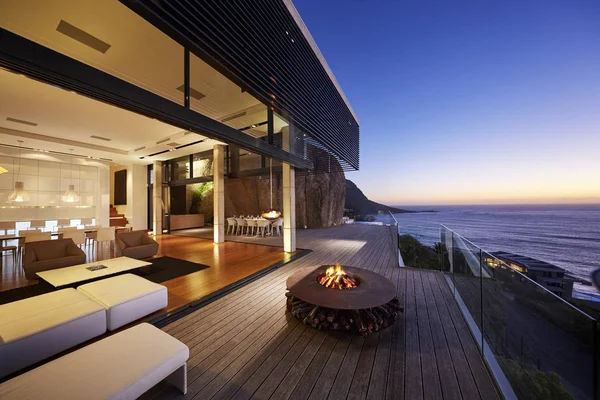 Luxusní Moderní Dům Svítání Nad Mořem — Stock fotografie