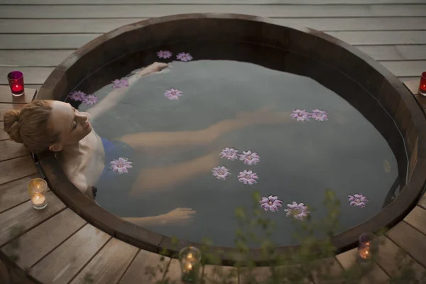 Femme Sereine Trempant Dans Bain Remous Avec Des Fleurs Des — Photo