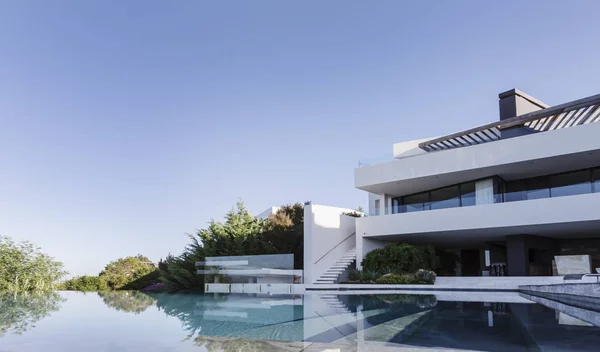 Tranquilo Casa Vitrine Interior Com Piscina Infinita Sob Céu Azul — Fotografia de Stock