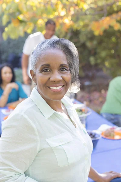 Close Retrato Sorrir Mulher Idosa Pátio Com Família Fundo — Fotografia de Stock