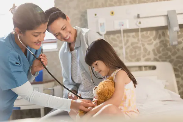 Infermiera Femminile Utilizzando Stetoscopio Orsacchiotto Paziente Ragazza Camera Ospedale — Foto Stock