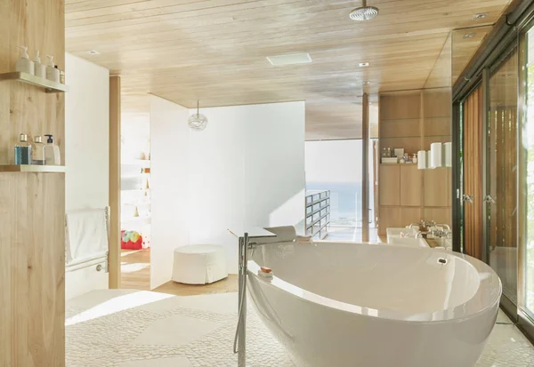 Interior Sunny Moderno Cuarto Baño — Foto de Stock