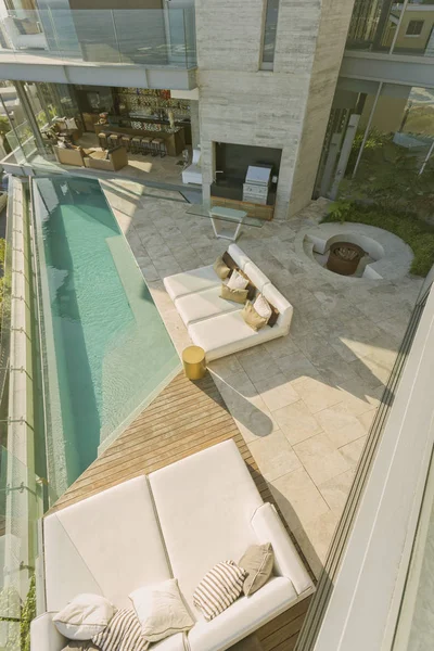 Sonnige Moderne Luxus Haus Vitrine Patio Mit Liegestühlen Und Pool — Stockfoto