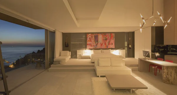 Iluminado Moderno Casa Lujo Escaparate Dormitorio Interior Con Vista Mar —  Fotos de Stock